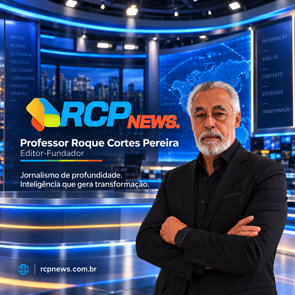 Professor Roque Cortes Pereira no estúdio da RCP News, com a marca e a assinatura editorial da emissora